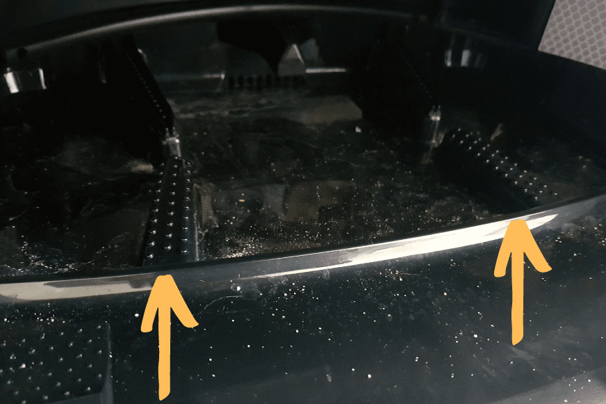 Die Noppenplatte der Ecovacs Deebot X1 OMNI Wischsstation zur Reinigung der Wischmopps in der Nahaufnahme